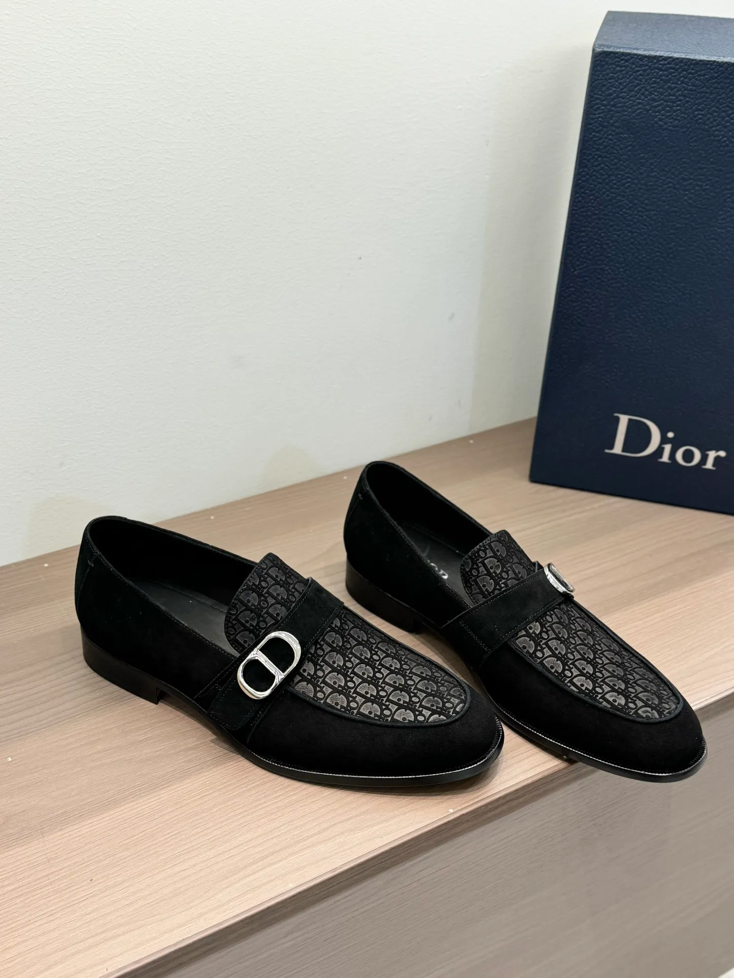 [Dior Dior] Top P: 960💰 Standard code 39-44 (38.45.46 custom-made, non-refundable and non-exchangeable) Dior Dior's latest high-end men's boutique casual leather shoes, the upper is carefully made of black cowhide/open-edge beaded leather/high-mercerized frosted cowhide, the classic silhouette shows elegance, and the upper strap is matched with a metal-coated CD Icon decorative buckle to enhance the style. Comfortable and lightweight, the Italian leather sole features anti-slip rubber inserts. The Blake structured leather sole with anti-slip details showcases Dio*'s exceptional craftsmanship. Elegant and refined, it can be matched with all kinds of suits.